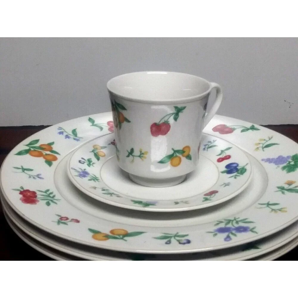 ROYAL MAJESTIC CHELSEA FINE CHINA 3 Dinner plates 1 cup 1 saucer 8432 Beautiful